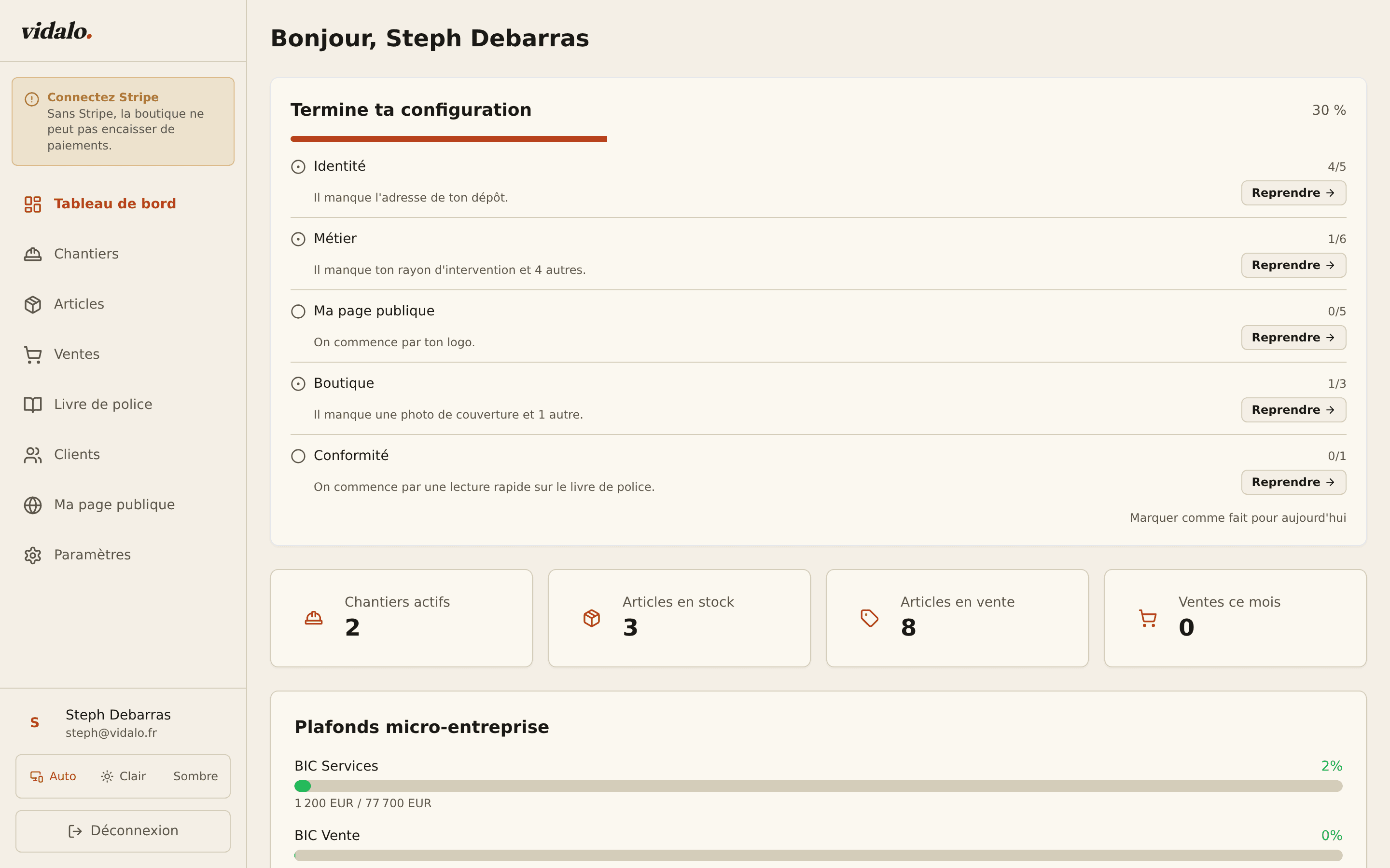 Capture d'écran de l'application Vidalo : tableau de bord avec configuration, KPIs (chantiers actifs, articles en stock, articles en vente, ventes du mois) et plafonds micro-entreprise.